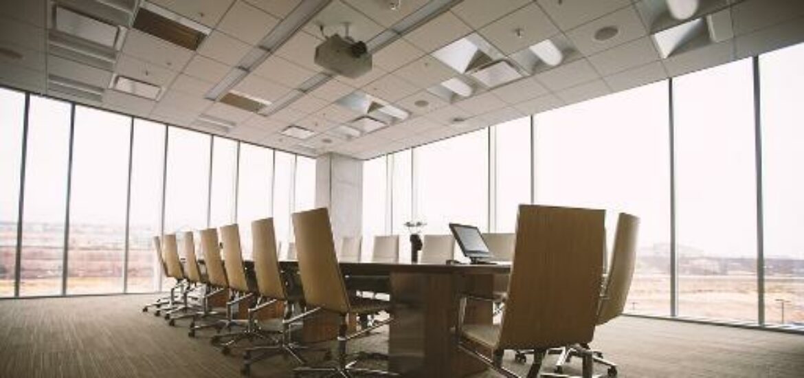 Un lit pour des sans-abri au bureau
