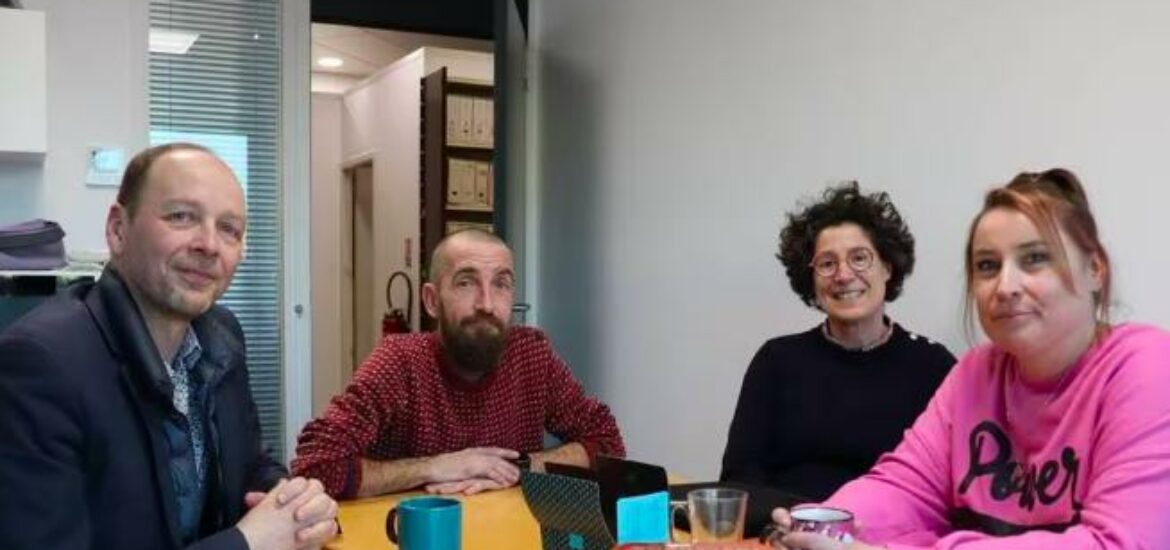 « Il fait partie de l’équipe » : sans abri, il dort dans cette entreprise grâce aux Bureaux du cœur